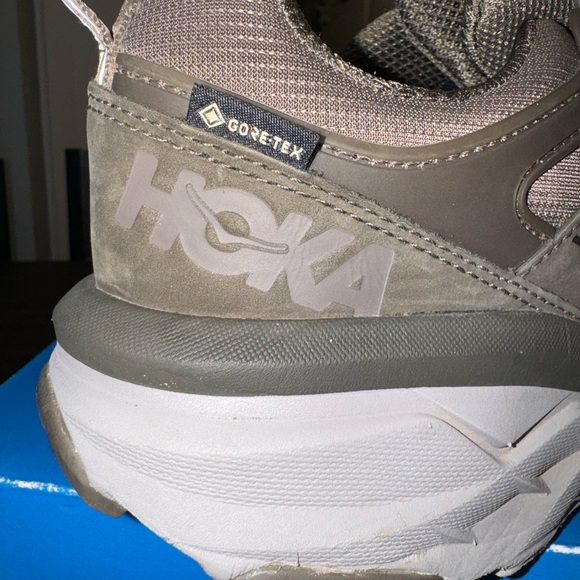 LADIES HOKA ONE ONE -9.5 shors - Picture 4 of 8